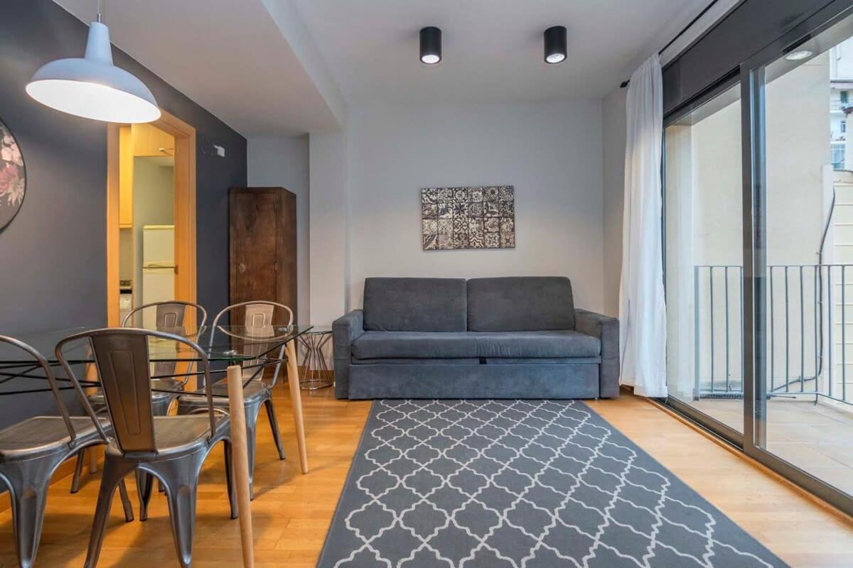 2 Bedroom With Balcony In Eixample 1-1 Apartment Barcelona