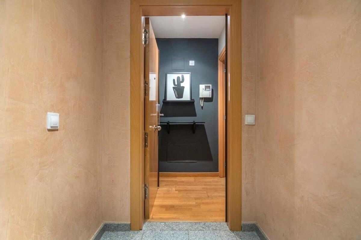 2 Bedroom With Balcony In Eixample 1-1 Apartment