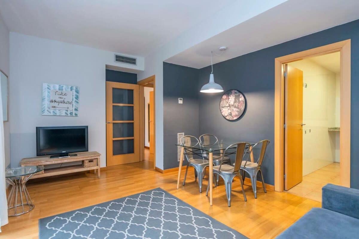 2 Bedroom With Balcony In Eixample 1-1 Apartment *