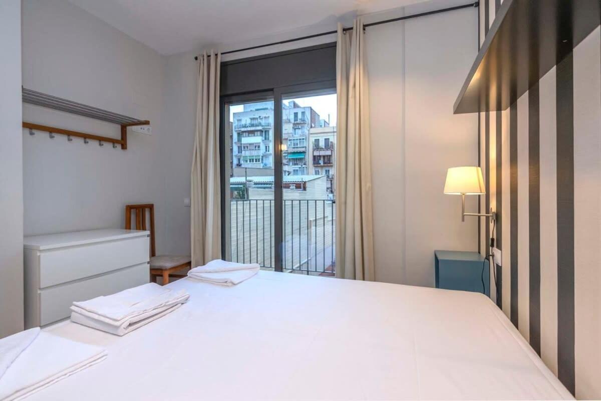 2 Bedroom With Balcony In Eixample 1-1 Apartment *